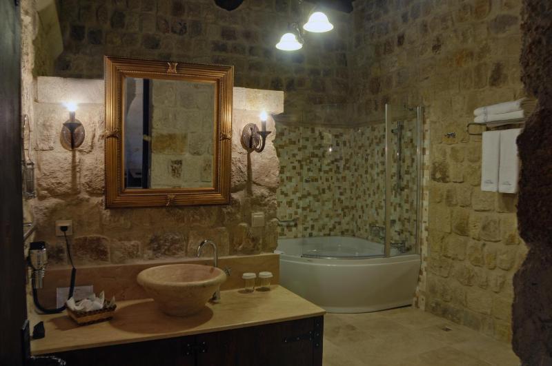Honeymoon Cave Suite image 2