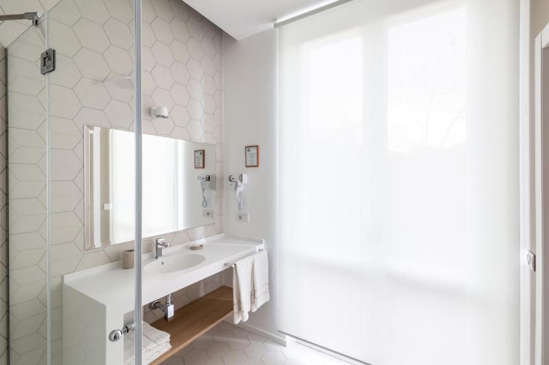 Superior Triple Room image 2