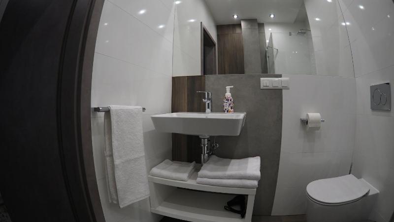 Double Room image 3