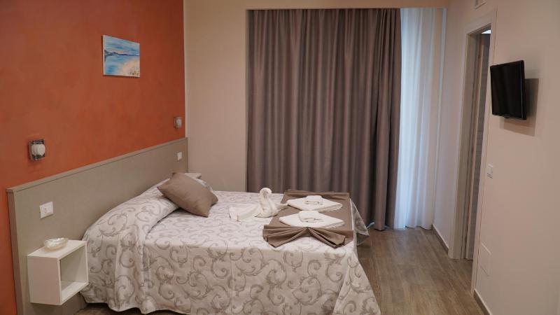 Studio with French Bed image 3