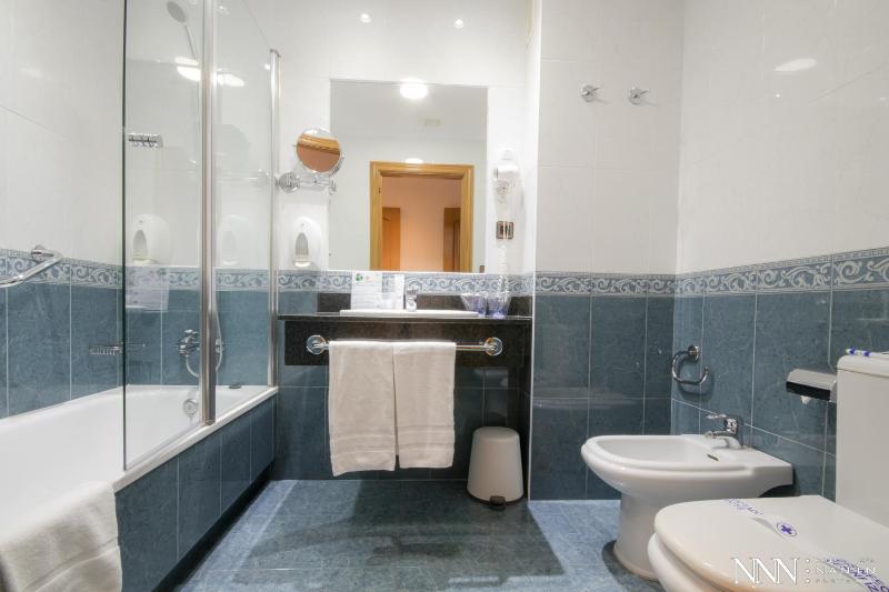 Double Room with Extra Bed and Spa Access image 2