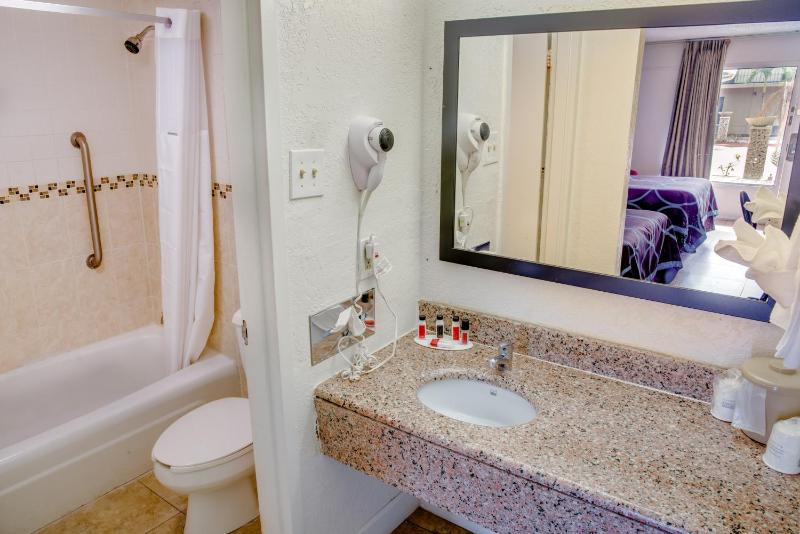 1 King Bed, Deluxe Mobility Accessible, Bathtub w/ Grab Bars, Non-Smoking image 2