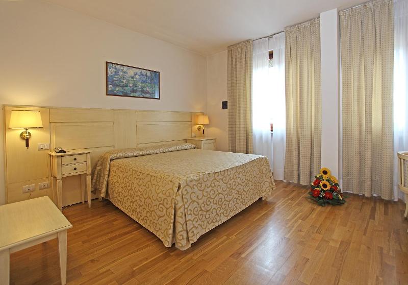 Double or Twin Room image 3