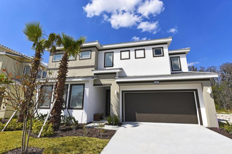 Six-Bedroom House image 1