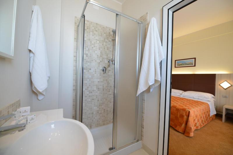 Basic Triple Room image 4