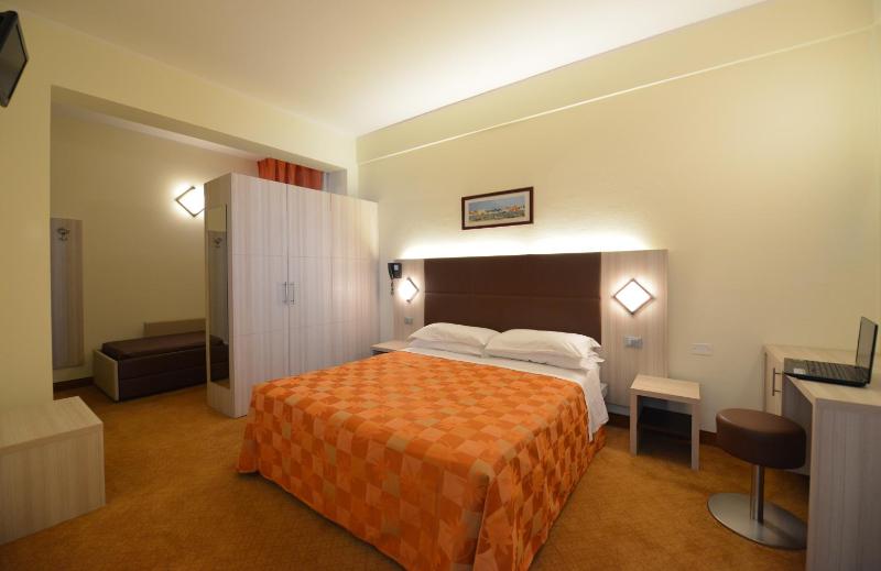 Basic Triple Room image 2