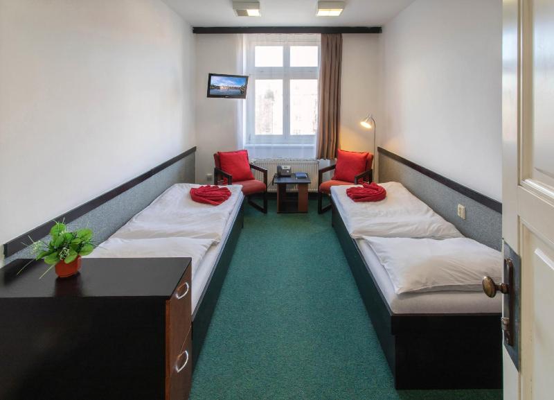 Twin Room with Private Bathroom image 2