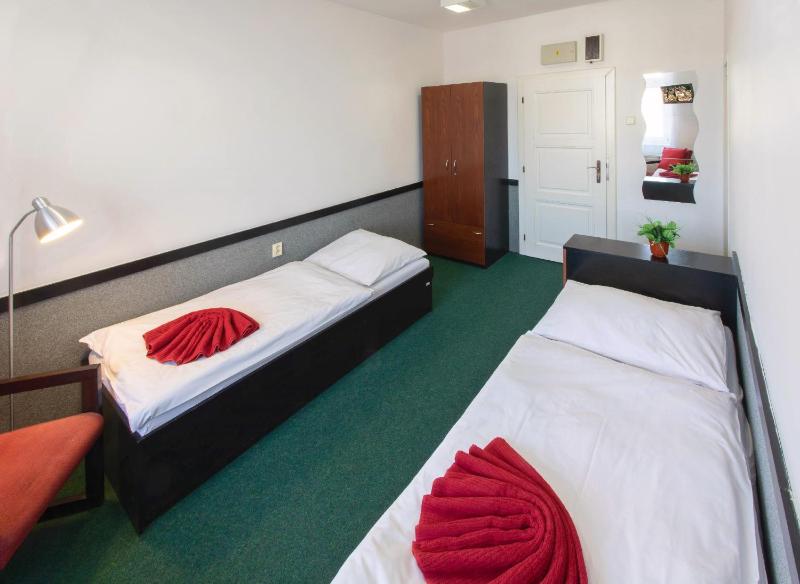 Twin Room with Private Bathroom image 3