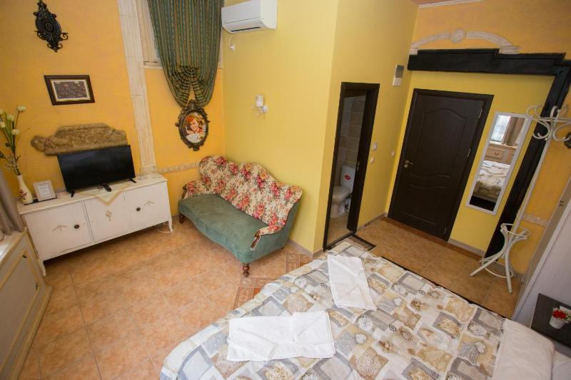 Double or Twin Room with Private Bathroom image 3