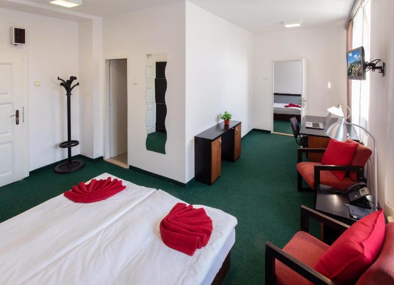 Triple Room with Private Bathroom image 3