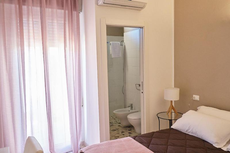 Large Single Room image 3