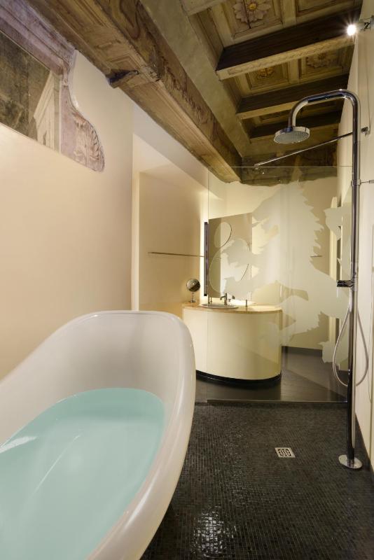 Deluxe Suite split level image 4