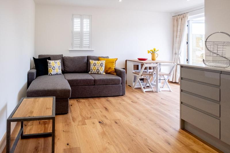 Oak - Three Tuns Apartments Pettistree Wickham Market - by Aldeburgh Coastal Cottages - image 2