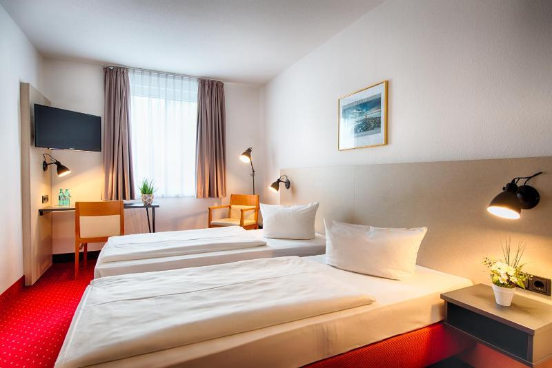 Business Twin Room image 3