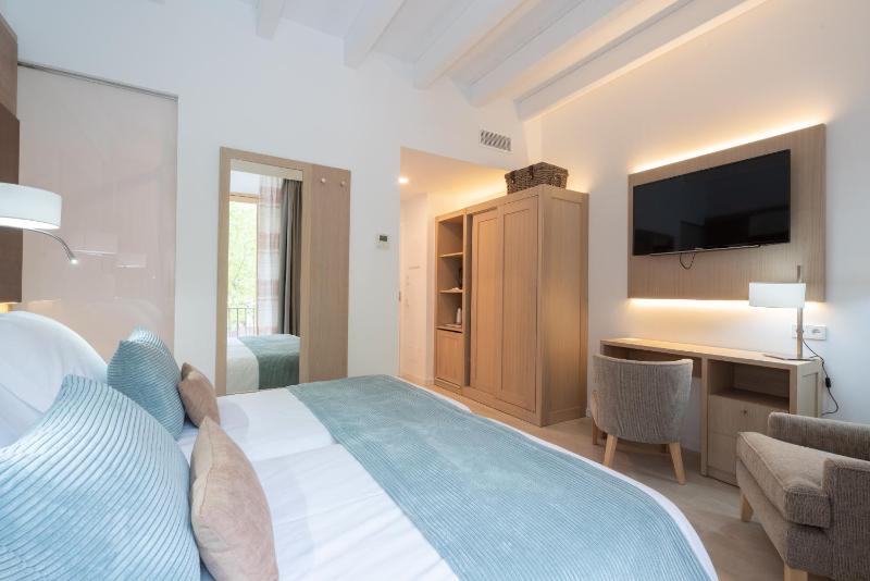 Superior Double or Twin Room with City View image 2