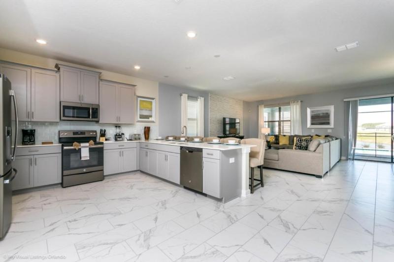 Eight-Bedroom House image 2