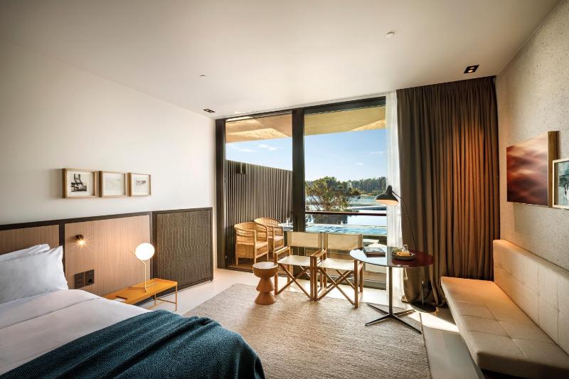 Deluxe Double Room with Sea View image 3