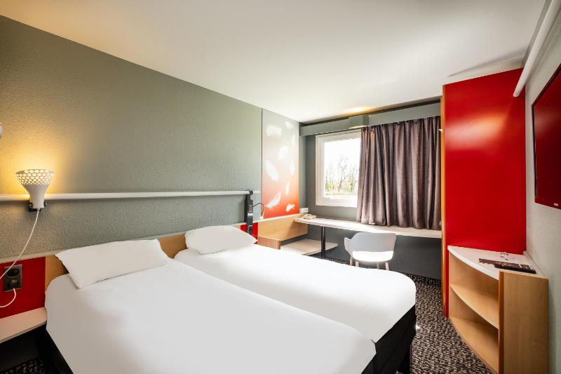 Standard Twin Room image 2