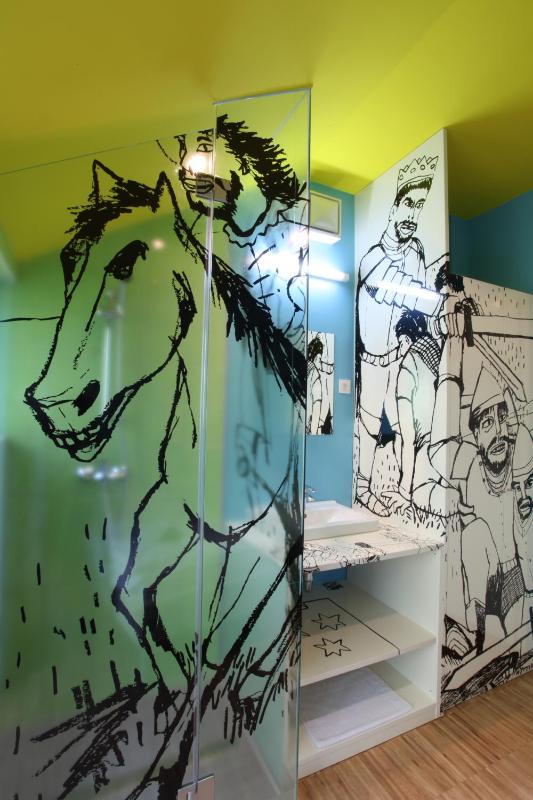 Standard Twin Room with Shower image 3