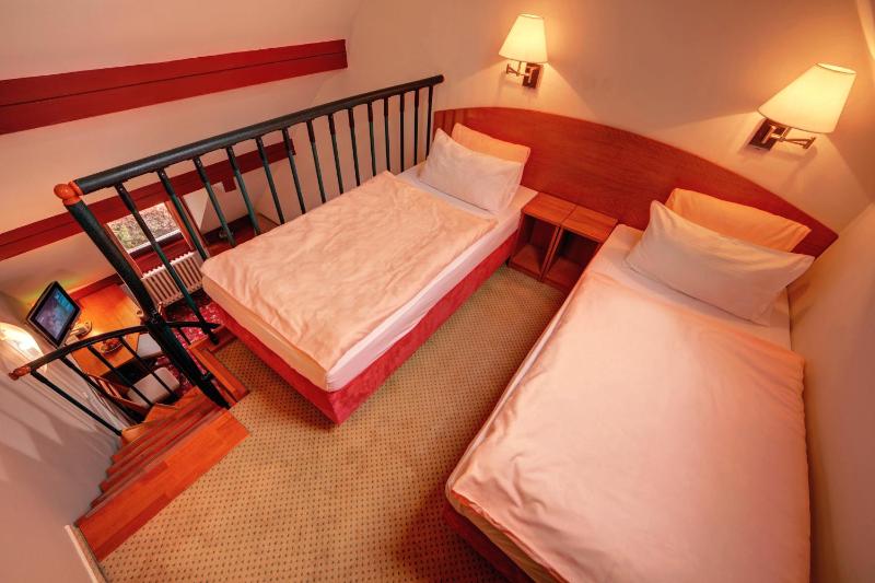 Double or Twin Room image 4