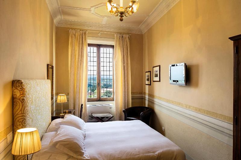 Standard Double with Garden View image 4