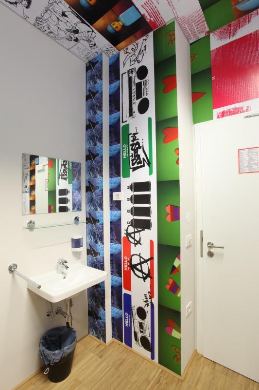 Bed in 8-Bed Dormitory Room image 2