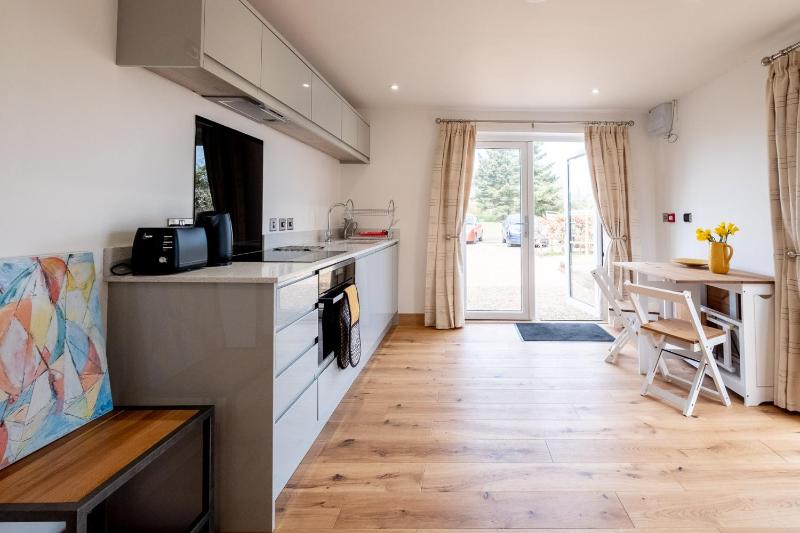 Maple - Three Tuns Apartments - Pettistree Wickham Market - by Aldeburgh Coastal Cottages - image 1