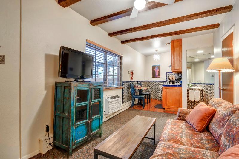Queen Room with Kitchenette - Not Pet Friendly image 2