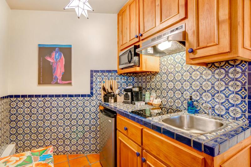 Queen Room with Kitchenette - Not Pet Friendly image 3