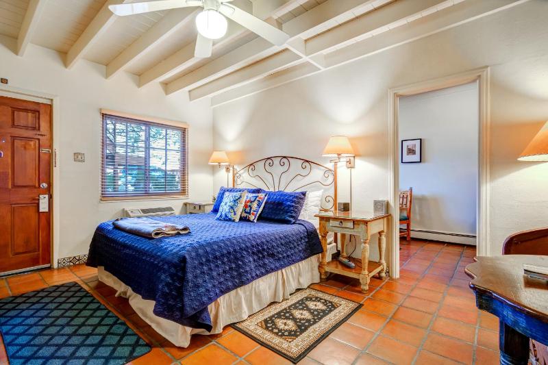King Room with Kitchenette - Not Pet Friendly image 4