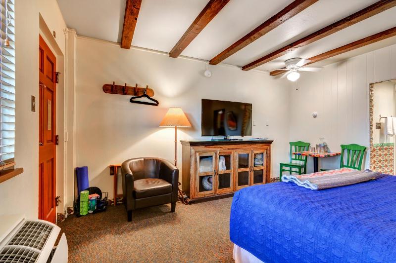 King Room with Kitchenette - Not Pet Friendly image 2