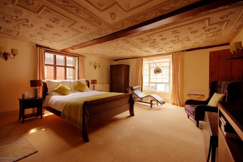 Deluxe King Room image 3