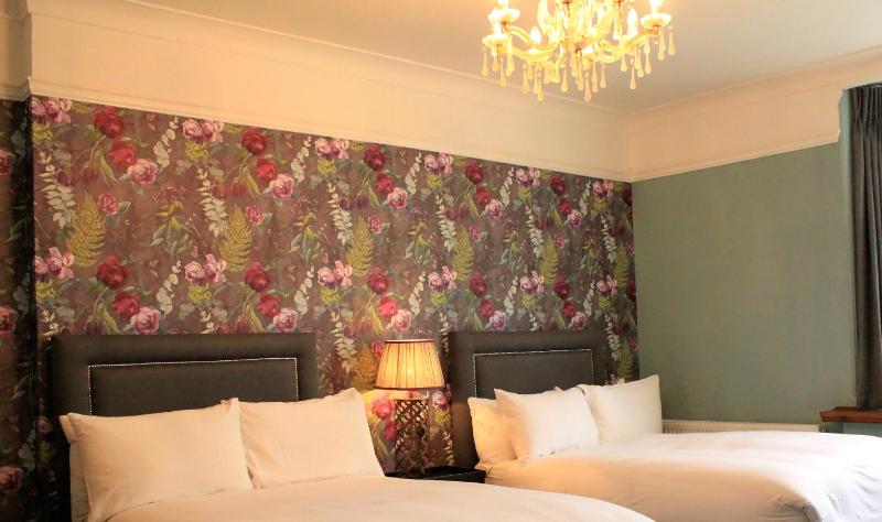 Superior Twin Room image 4