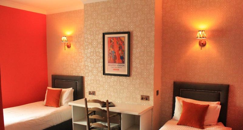 Standard Twin Room image 1