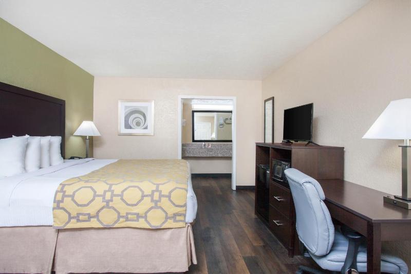 King Room - Non-Smoking image 4