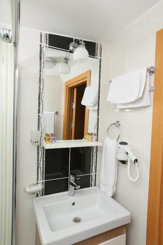 Standard Triple Room image 2