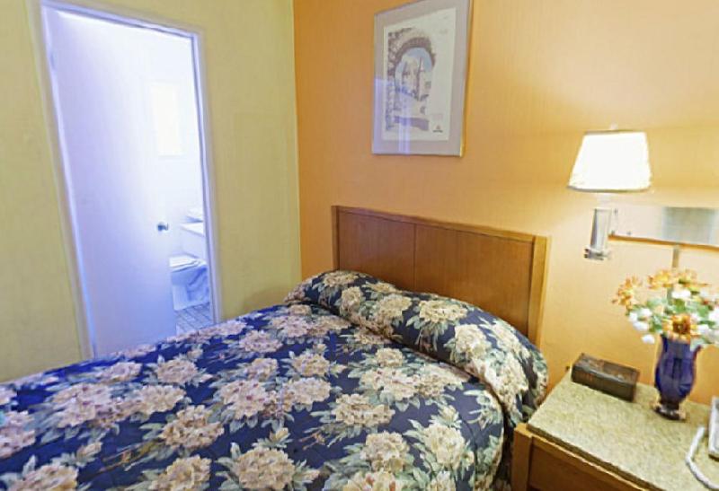 Room with Two Double Beds image 2