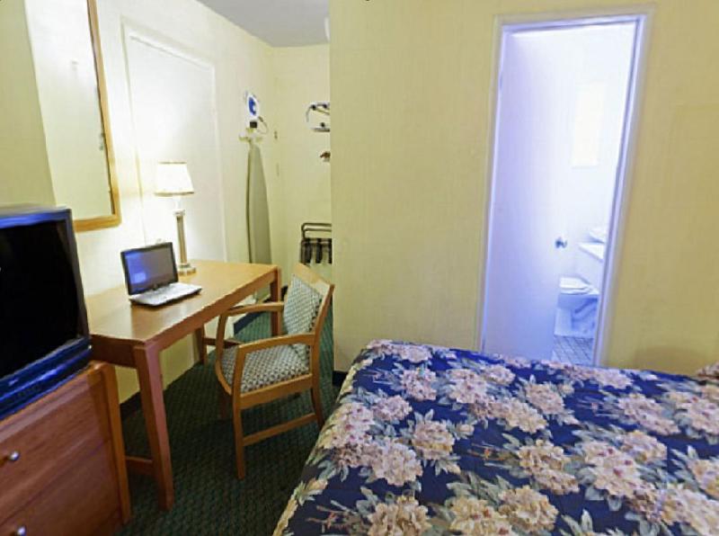 Room with Two Double Beds image 3