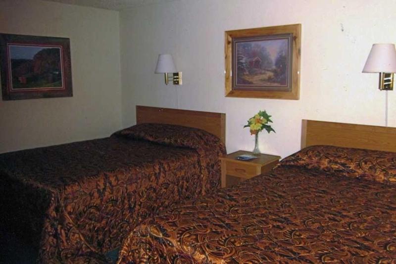 Queen Room with Two Queen Beds image 2