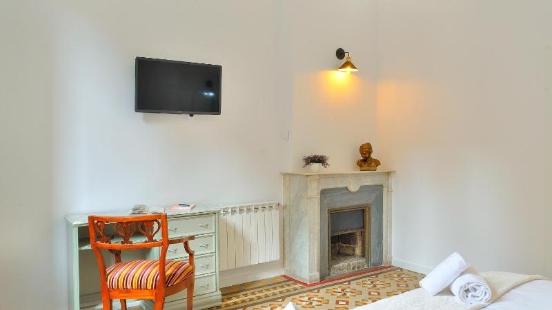 Hostal Girona - image 13