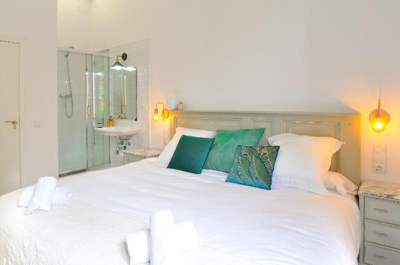 Double or Twin Room with Balcony and Shared Bathroom image 2