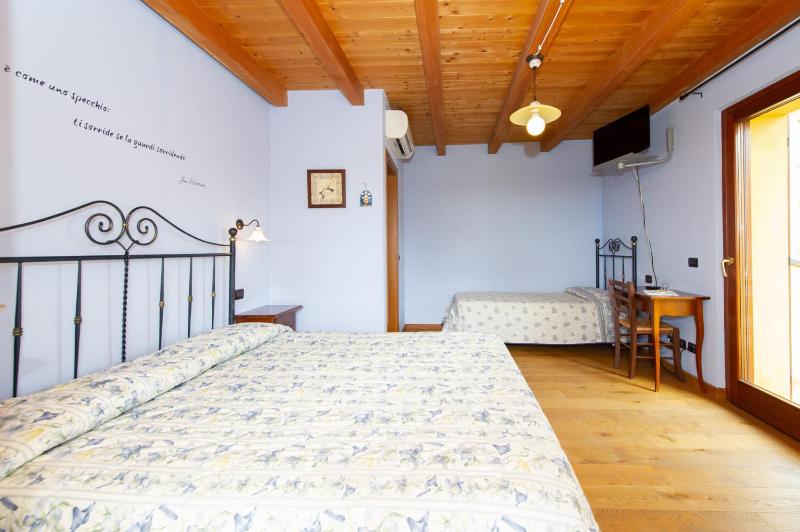Triple Room with Balcony image 4