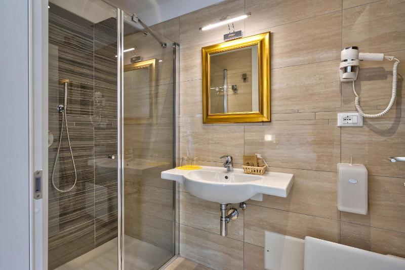 Superior Twin Room with City View image 2