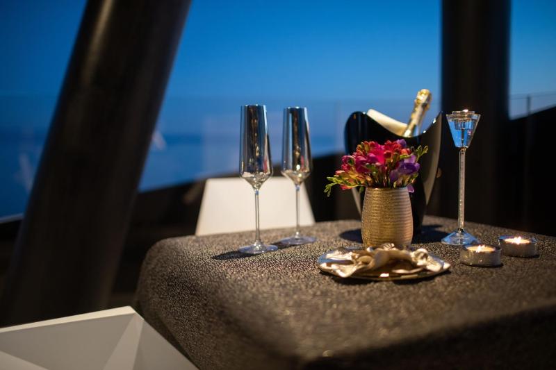 Deluxe Suite with Sea View image 2