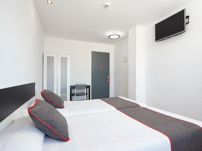 Twin Room image 4