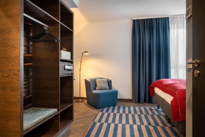 Standard Queen Room - Disability Access image 4