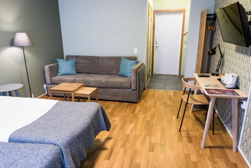 Family Room image 3