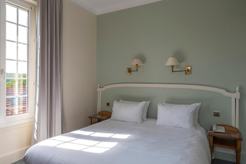 Classic Double Room image 2