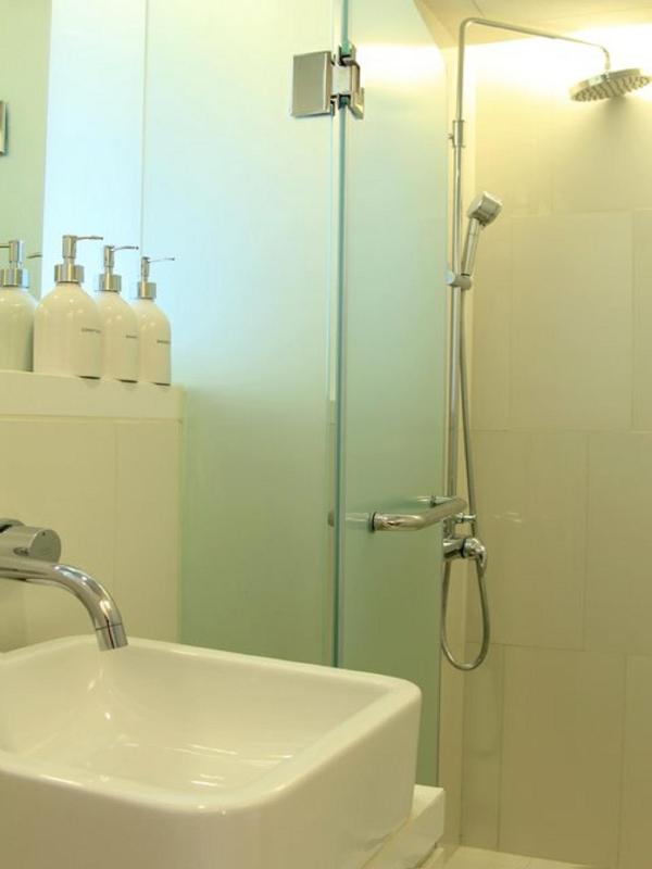 Premier King Room image 3