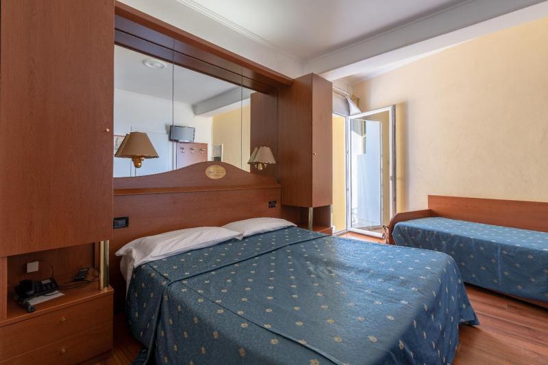 Quadruple Room with Partial Sea View image 3